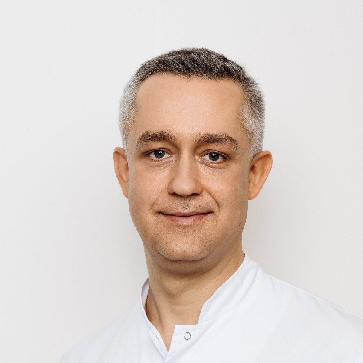 Dr n. med. Grzegorz Herbut, specjalista protetyki stomatologicznej w gabinecie stomatologicznym EstiDental w Krakowie